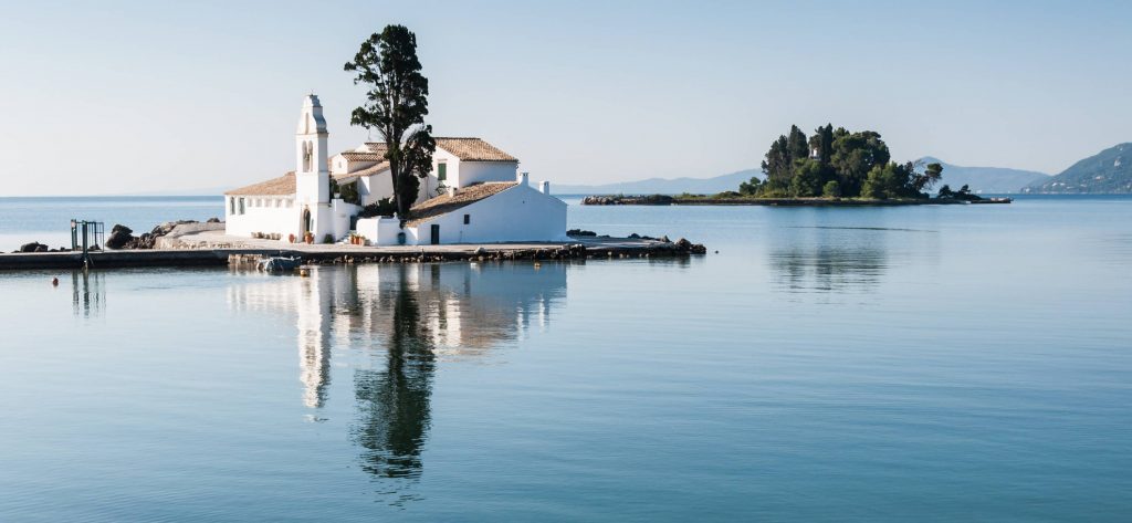 Φοράει πάντα τα καλά της Φοράει πάντα τα καλά της