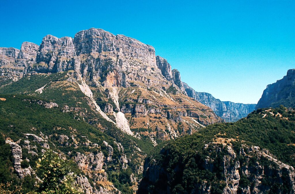 Λίμνη κόσμημα, βουνά στολίδι Λίμνη κόσμημα, βουνά στολίδι
