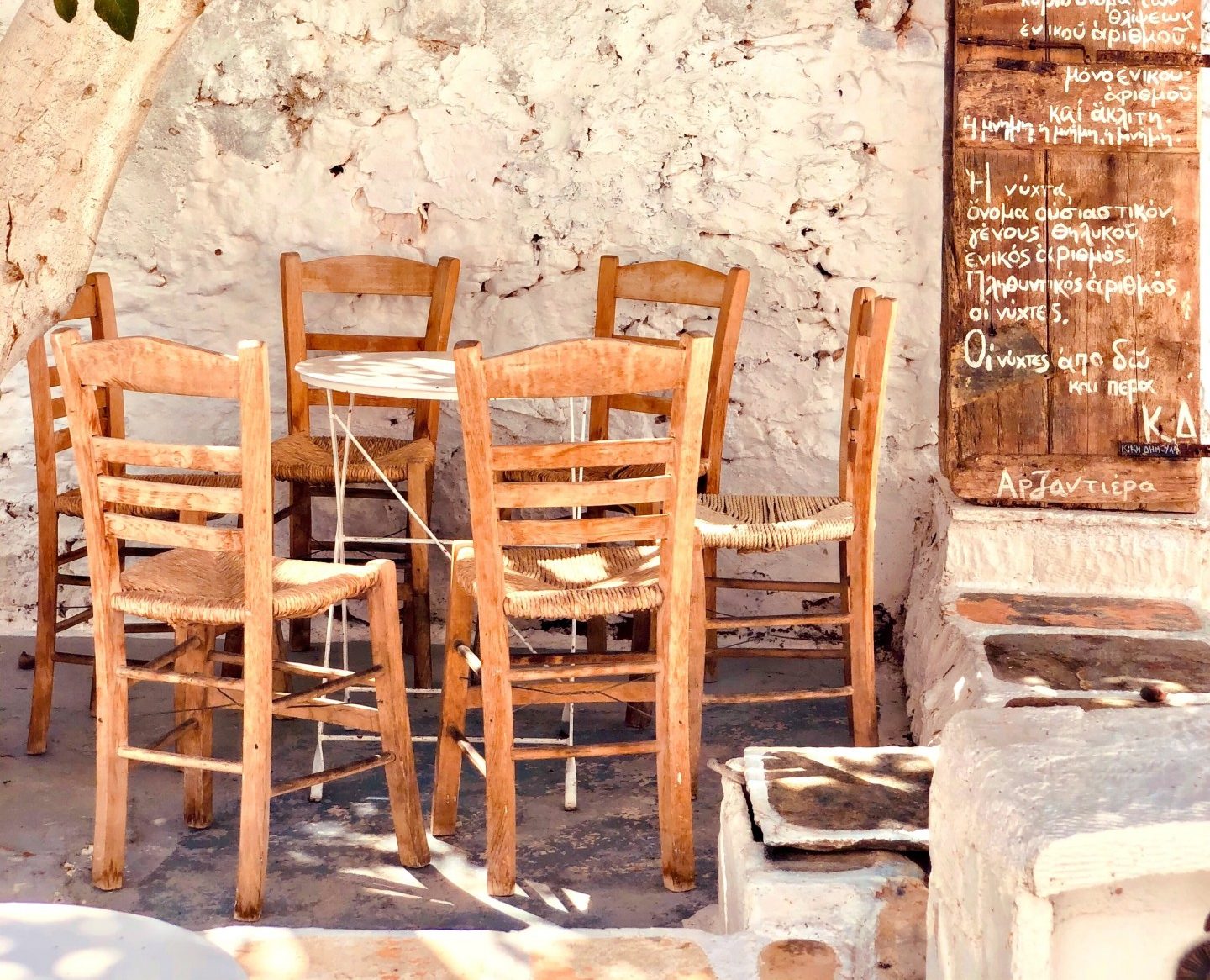 Γεύση στην Αστυπάλαια |  Τα ουζερί με τους αξέχαστους μεζέδες