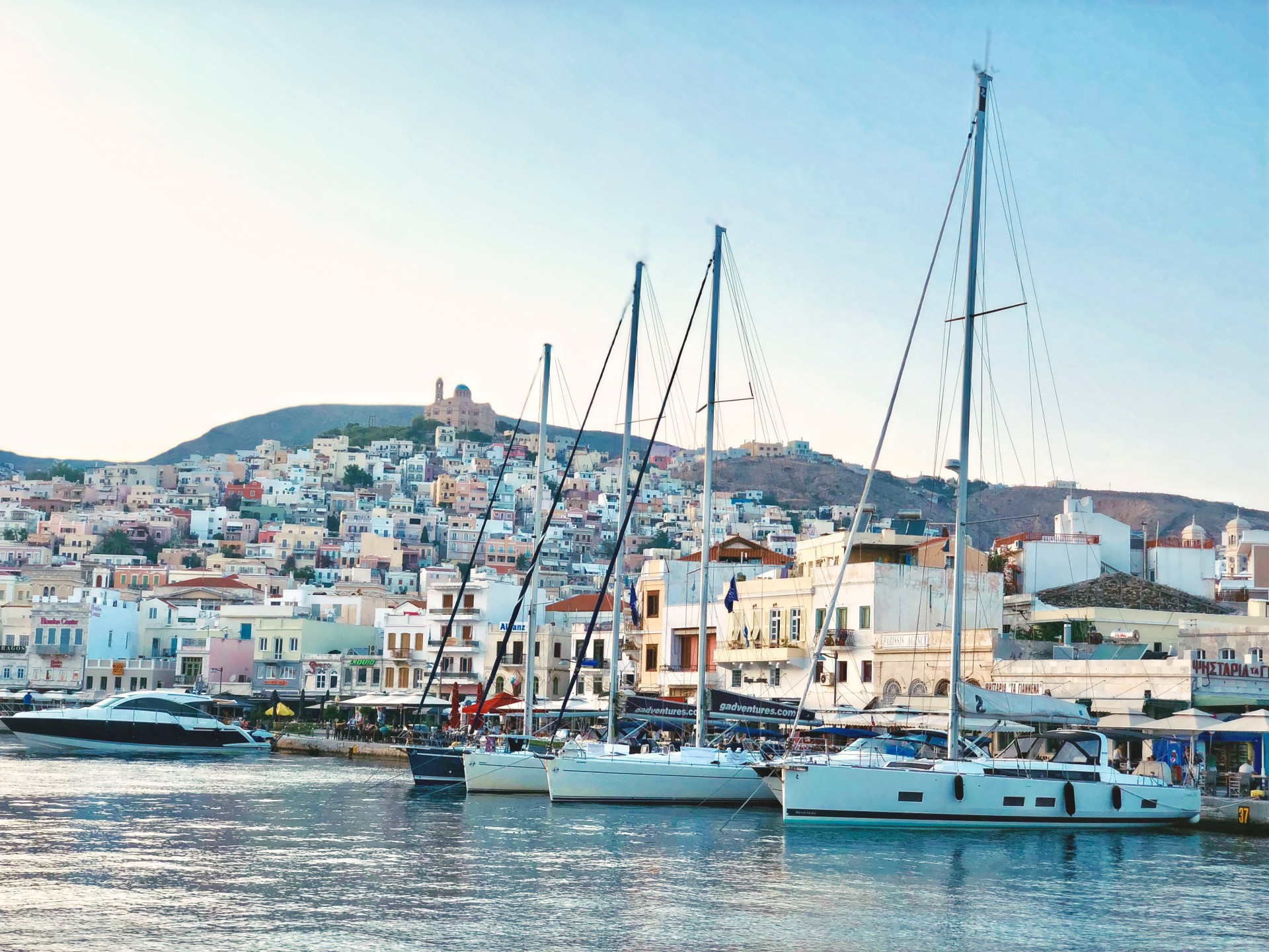 Φαγητό στην Σύρο: Οι γευστικές στάσεις που δεν πρέπει να χάσετε