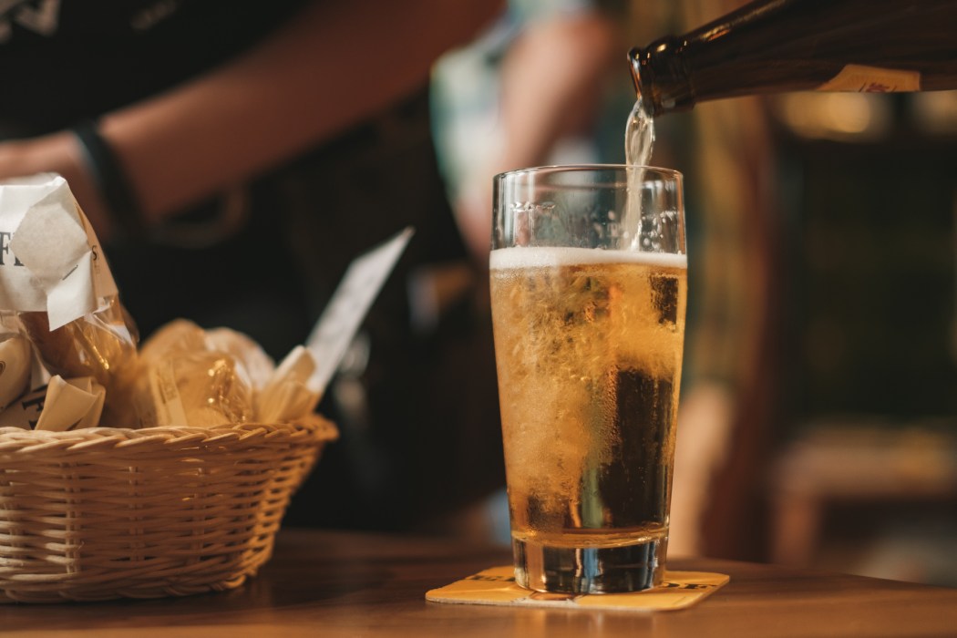 10 ξεχωριστές ελληνικές μπύρες που αξίζει να γεμίσουν τα ποτήρια σας