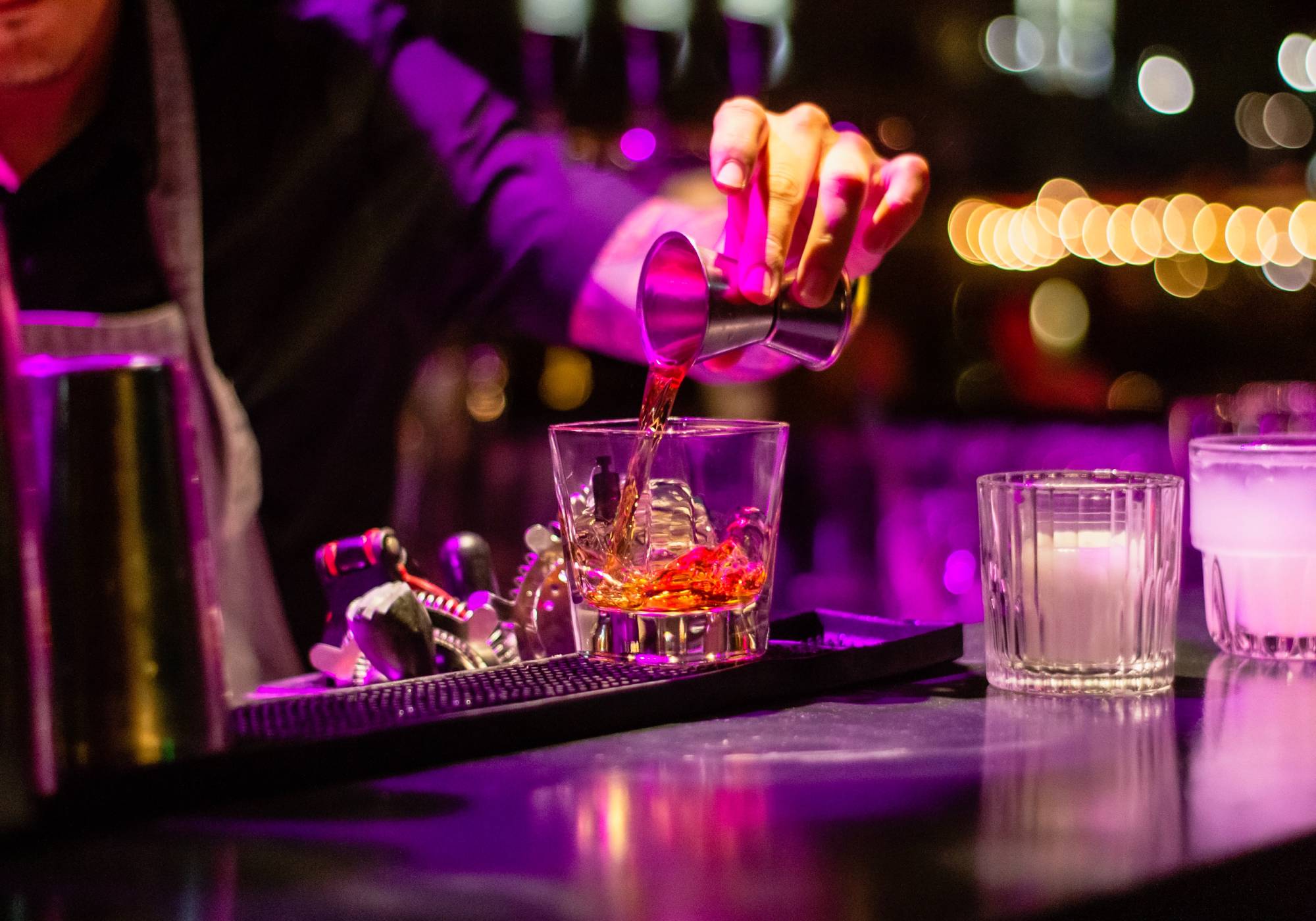 After work drinks: Αυτά είναι τα καλύτερα bar των Εξαρχείων