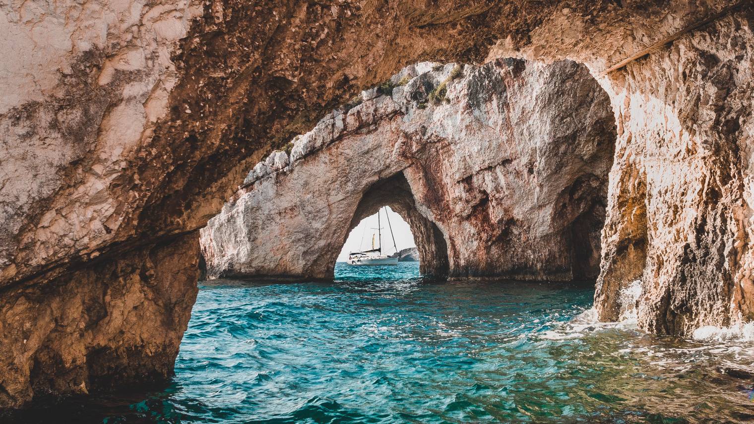 Ζάκυνθος: Οι περίφημες Γαλάζιες Σπηλιές περιμένουν να τις ανακαλύψετε