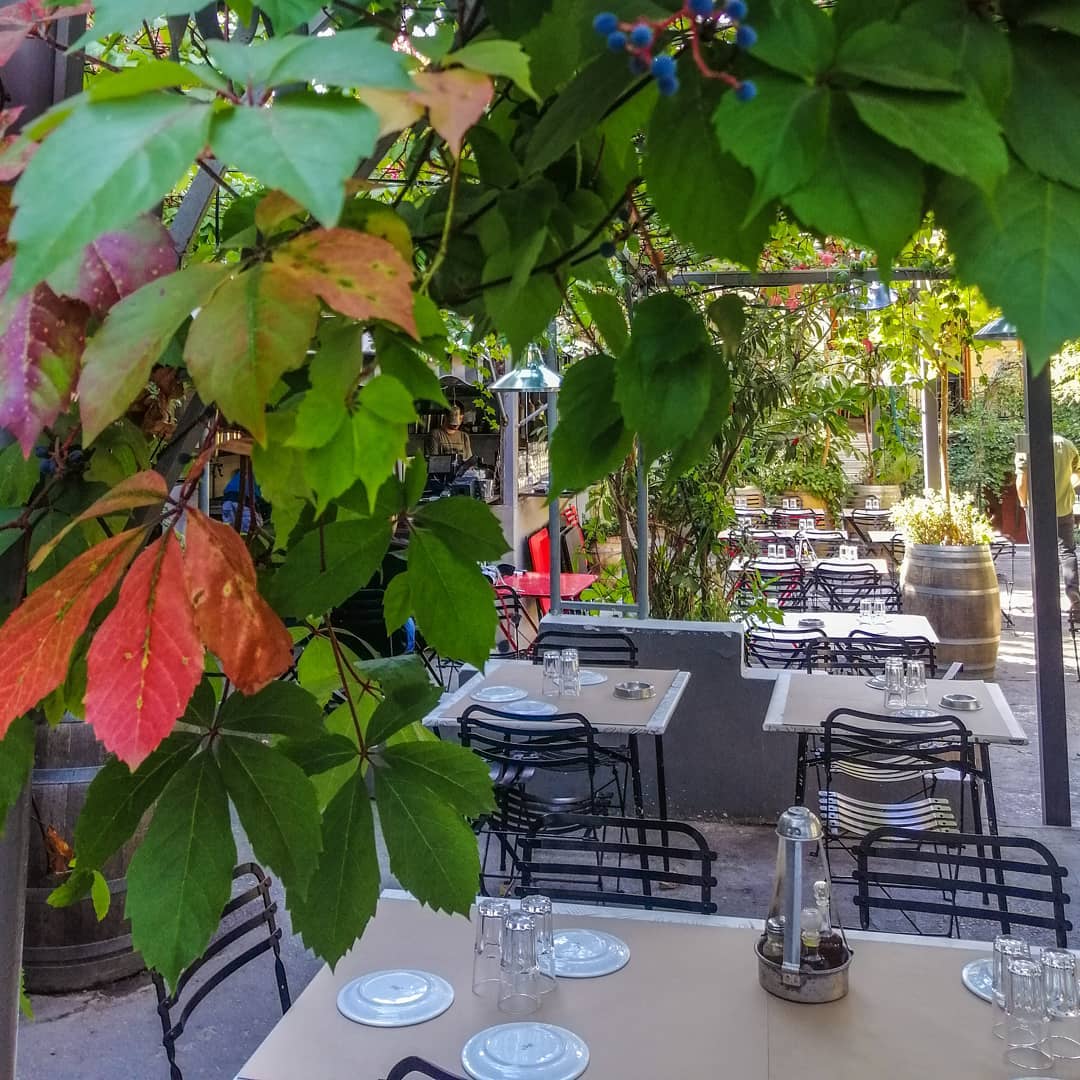 5 ήσυχοι κήποι της Αθήνας για χαλάρωση με καφέ ή φαγητό
