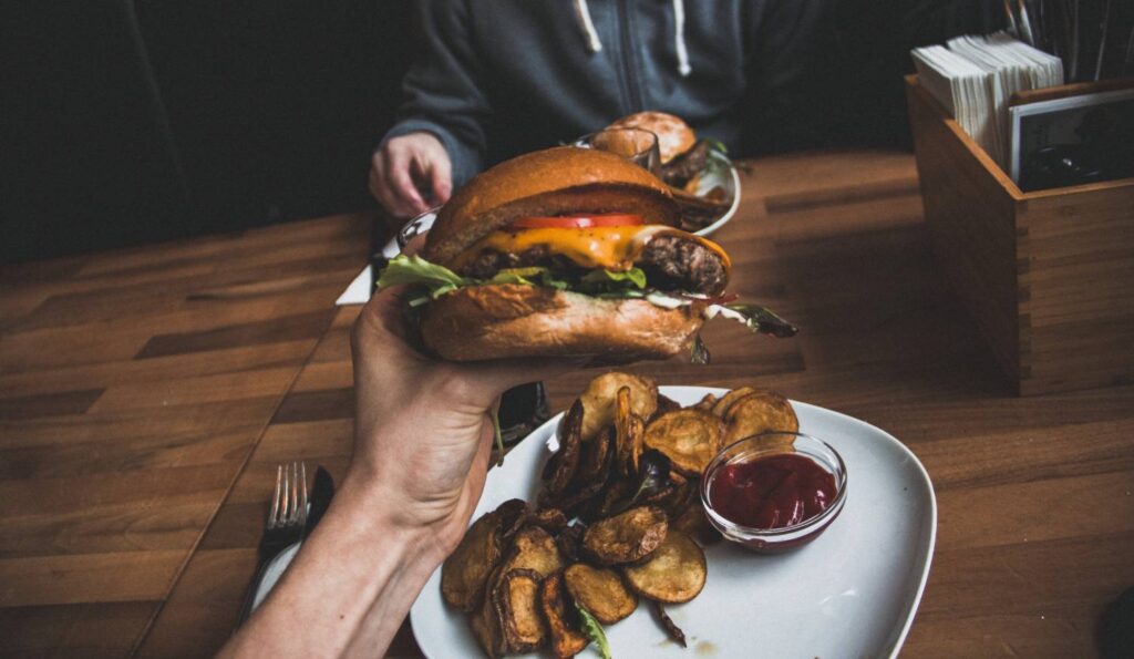 Ο γύρος της Αθήνας σε 4 Burger: Το all time classic street food