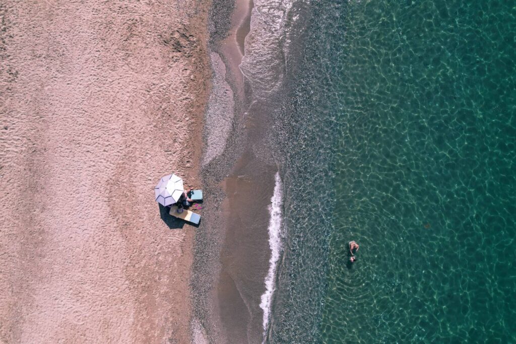 3 απομονωμένες παραλίες στην Αττική για απόλυτη χαλάρωση
