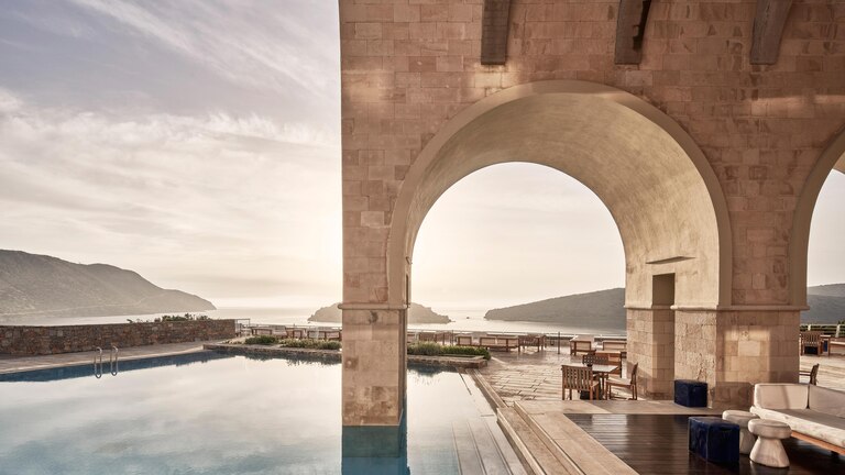 Eλούντα: Ζήστε την απόλυτη πολυτέλεια σε 2 resort