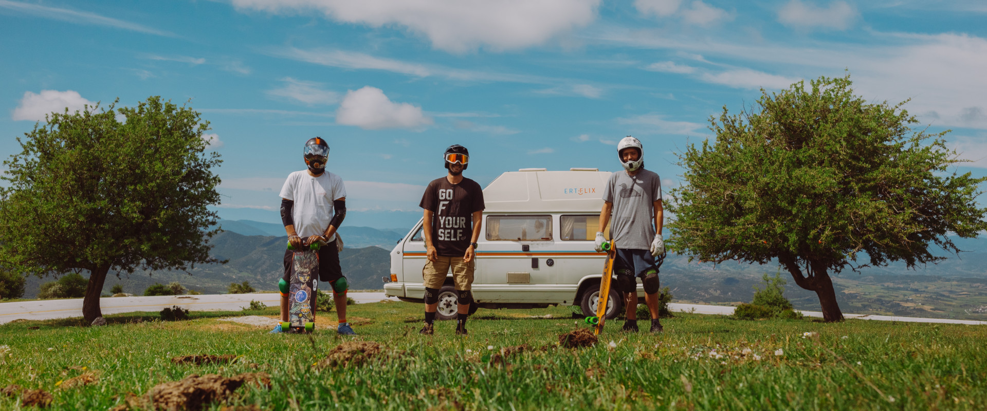 Vanlife: Η παρέα που εξερευνά τη φύση με ένα βαν κάνοντας αθλοπαιδίες