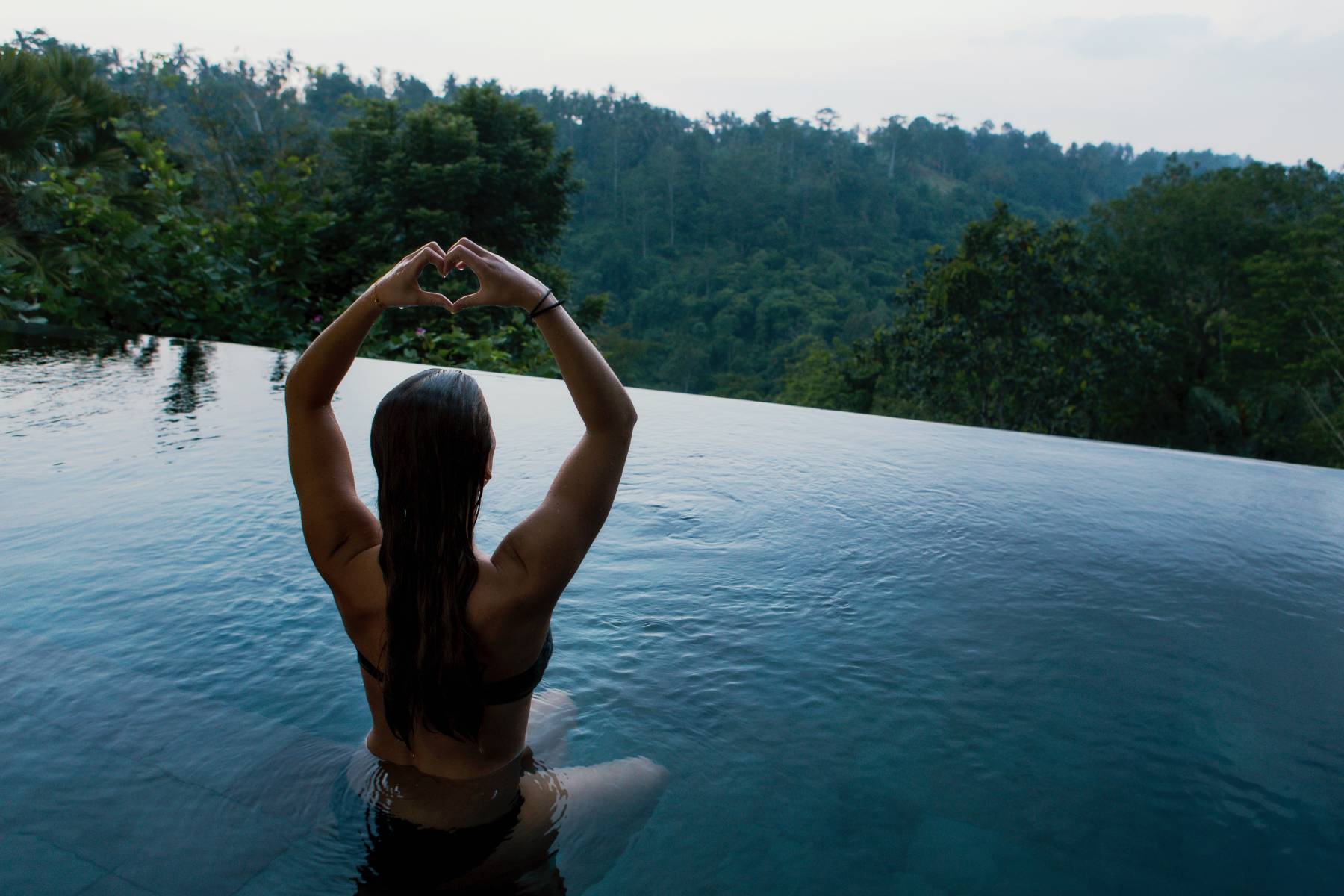 Γιατί να κάνετε Aqua Yoga στις διακοπές: Τα σημαντικά οφέλη της