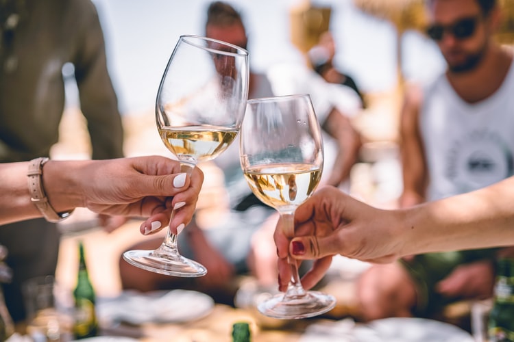 Καλοκαίρι στην Αθήνα: Πού θα απολαύσετε το κρασί σας