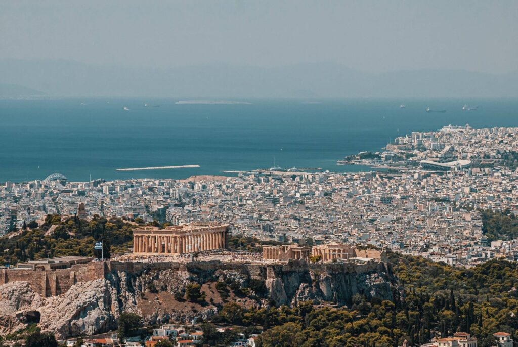 Καλοκαίρι στην πόλη: Προτάσεις για παραλίες και φαγητό κοντά στην Αθήνα