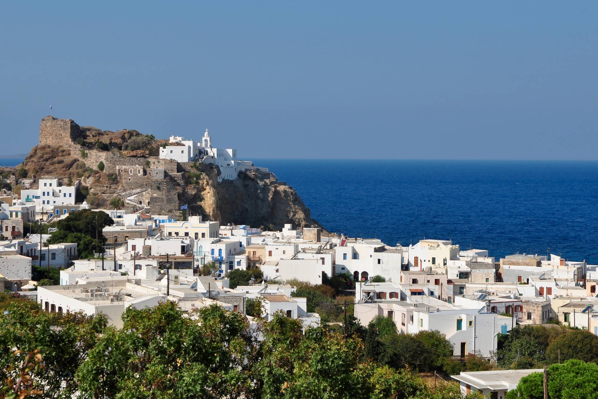 Οι καλλιτέχνες Μπάμπης Τσέρτος και Γιάννης Κότσιρας στη Νίσυρο