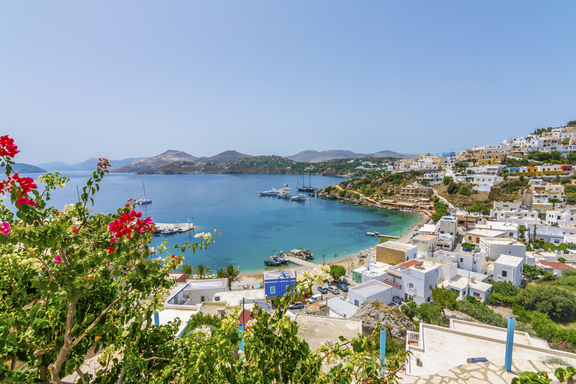 Guardian: Δύο ελληνικά νησιά στους 10 κορυφαίους φθινοπωρινούς προορισμούς στην Ευρώπη