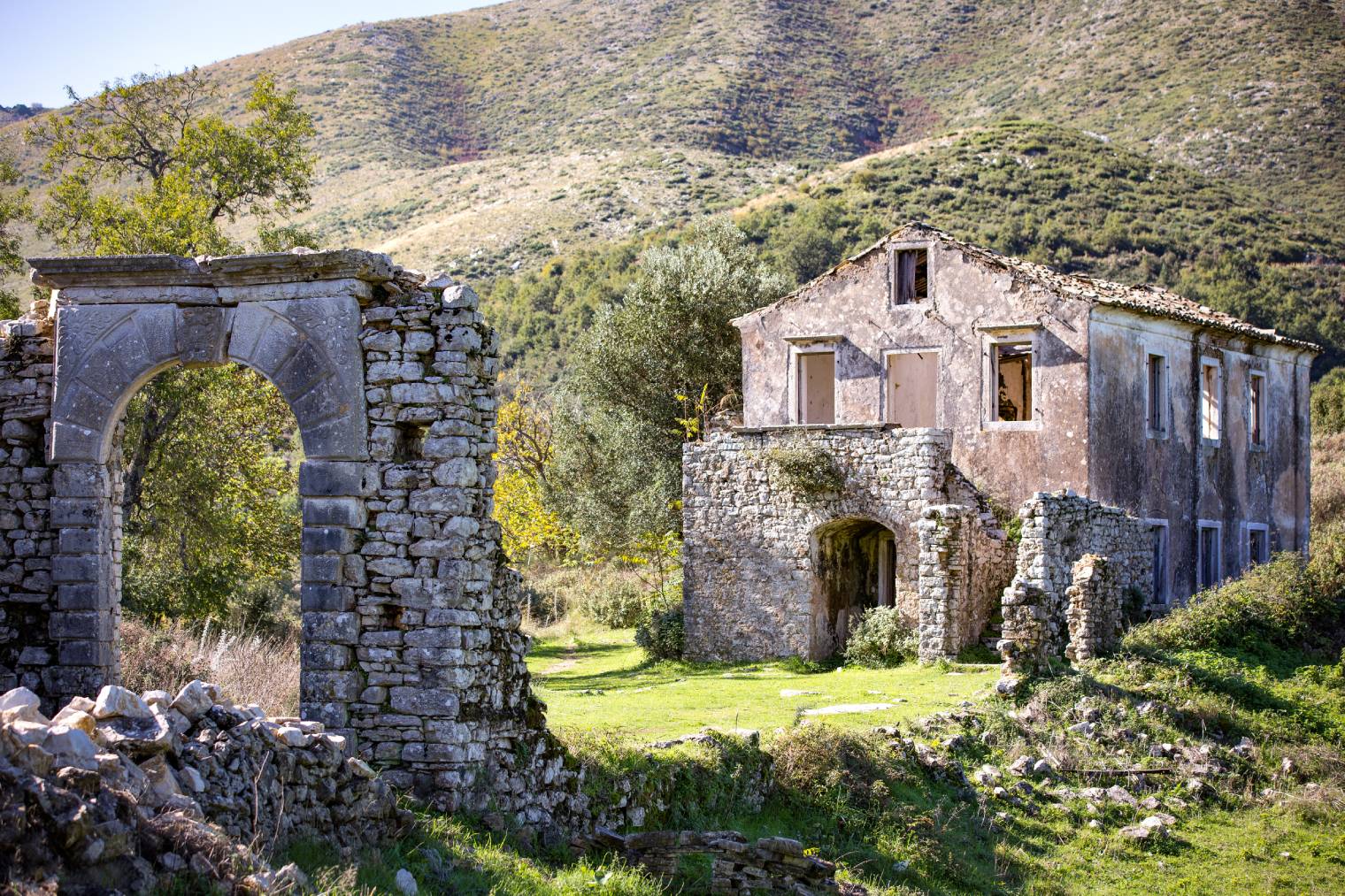 Παλιά Περίθεια: Το χωριό – φάντασμα της Κέρκυρας που αναγεννήθηκε