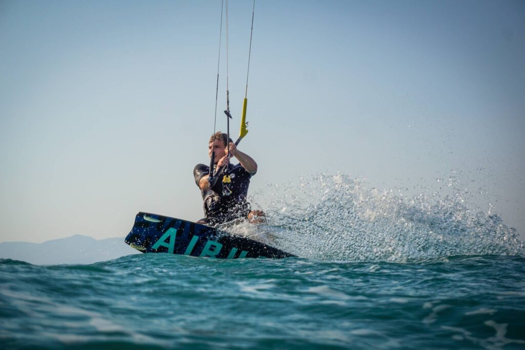 Μήπως φέτος θα δοκιμάσετε kitesurf; Όσα πρέπει να γνωρίζετε