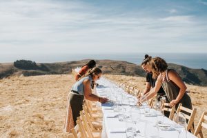 Outstanding in the Field: Ένα τραπέζι που ταξιδεύει σε διάφορες γωνιές του κόσμου