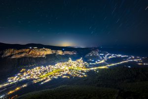 Λεωνίδιο: Ανάσταση με τον ουρανό γεμάτο φωτεινά αερόστατα