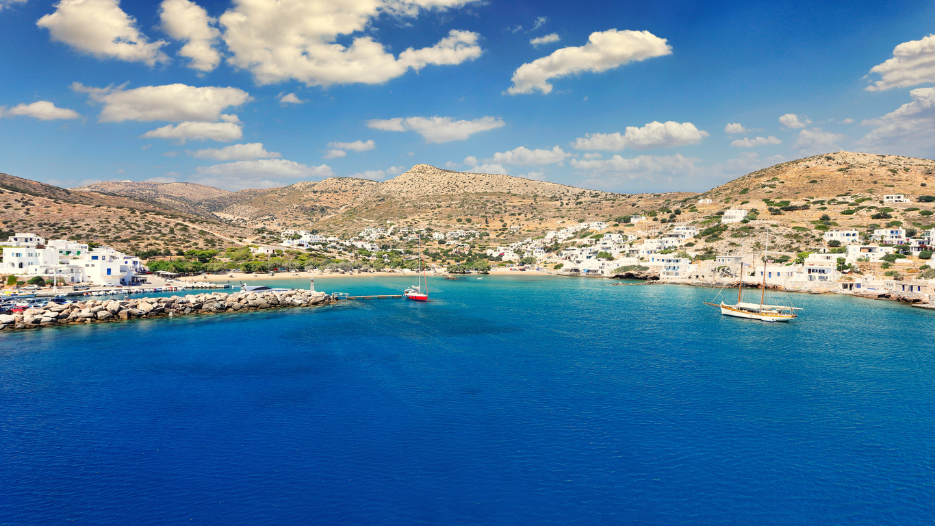 Το μικρό λιμανάκι της Αλοπρόνοιας, Σίκινος ©iStock