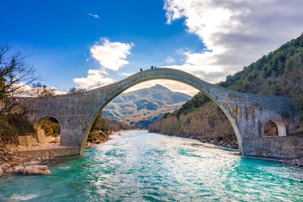 Το ιστορικό γεφύρι της Πλάκας ©istock