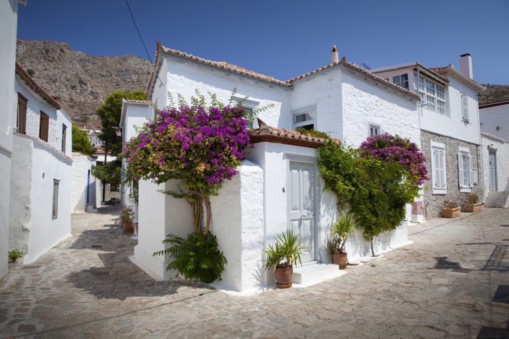 Σοκάκι στην πόλη της Ύδρας ©istock