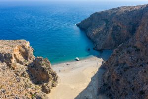 Η παραλία του Αγιοφάραγγου στο Λιβυκό πέλαγος ©istock