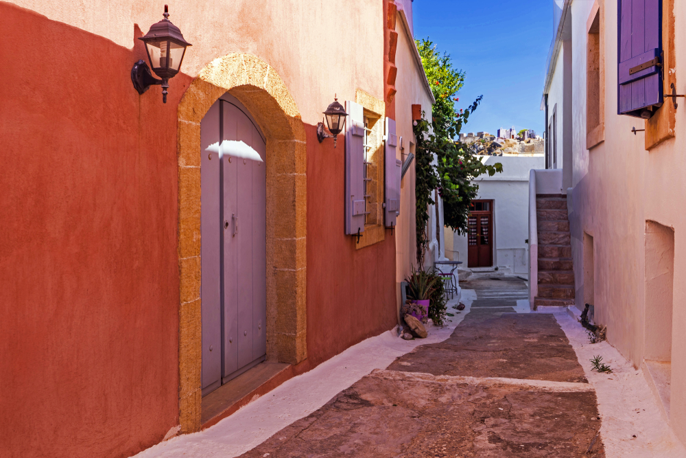 Γραφικό σοκάκι σε οικισμό ©shutterstock