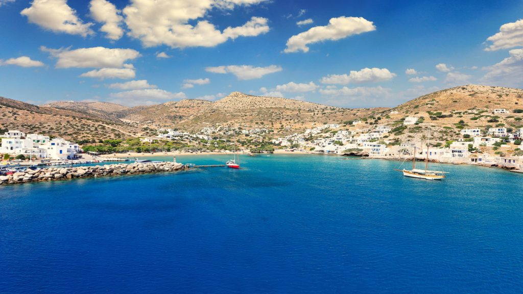 Το μικρό λιμανάκι της Αλοπρόνοιας, Σίκινος ©iStock