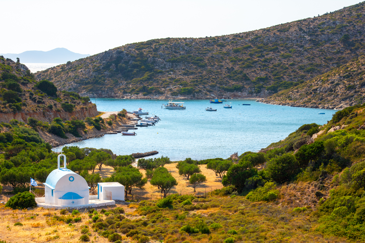 Το εκκλησάκι του Άγιου Ιωάννη του Θεολόγου του 17ου αι. μέσα σε ελαιώνα στη ΒΔ πλευρά του νησιού ©iStock