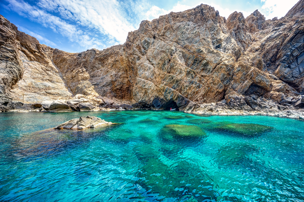 Τυρκουάζ νερά και βράχη-γλυπτά, Τήνος ©iStock