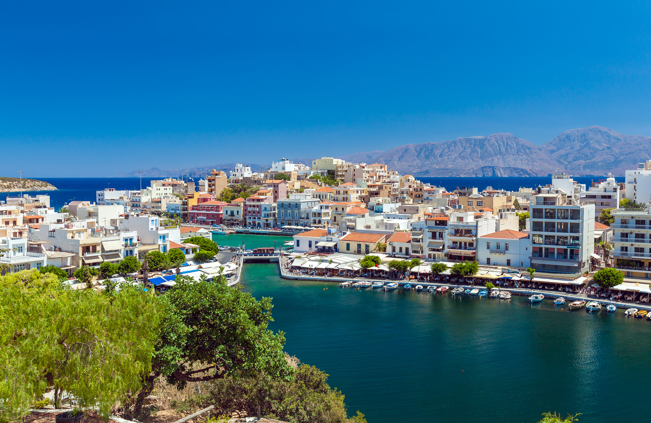 Ο Άγιος Νικόλαος με τη Λίμνη βουλιαγμένη ©iStock