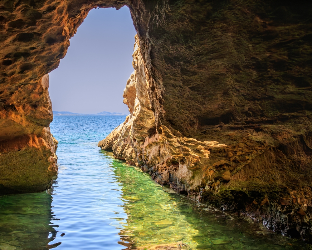 Η Σπηλιά του Φιλοκτήτη, κάτω από το Καβείριο ©shutterstock