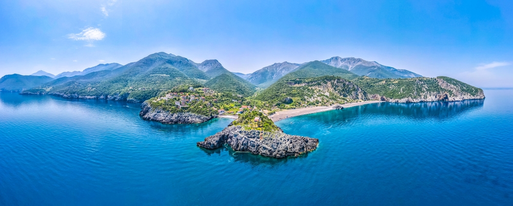 Παραλία Λημνιώνας ©shutterstock