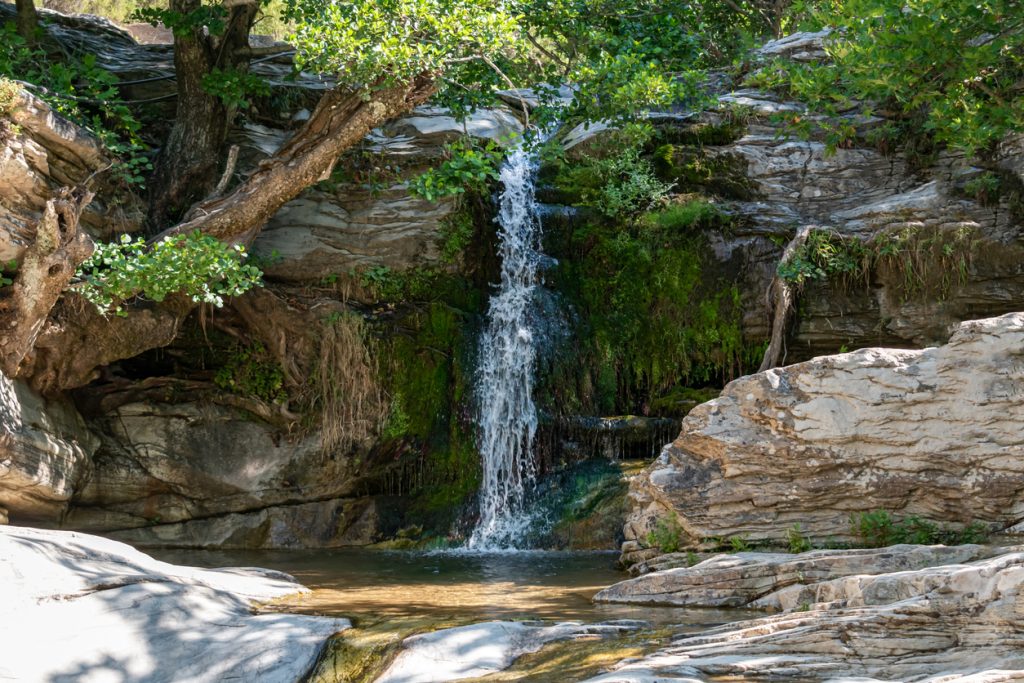 Καταρράκτης στο χωριό Μαρίες ©iStock