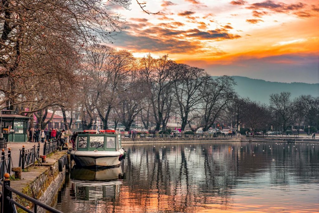 Τα καραβάκια που μεταφέρουν τον κόσμο από τον Μώλο στο νησί της λίμνης © iStock